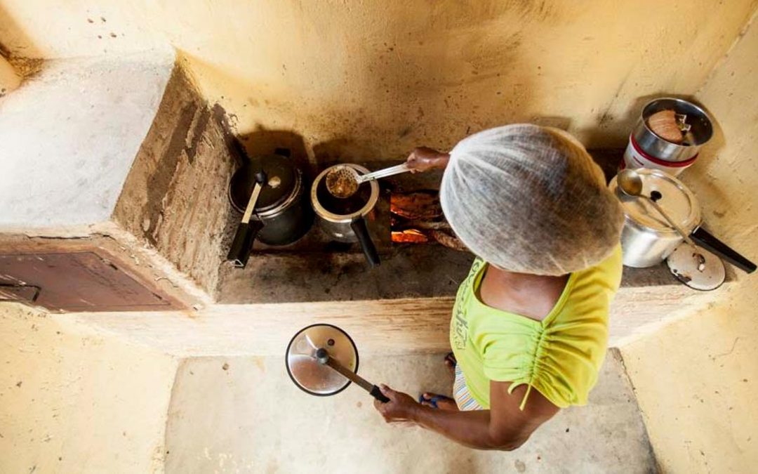 Fogão ecológico: bom para o meio ambiente e para a saúde física e financeira das mulheres